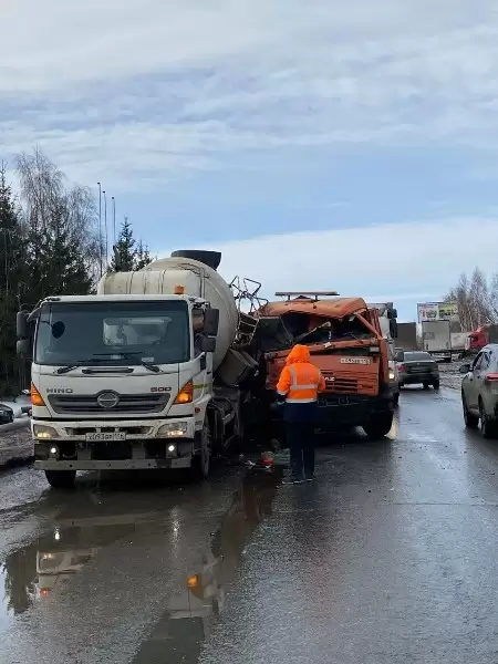 В промзоне Нижнекамска столкнулись КАМАЗ и бетономешалка