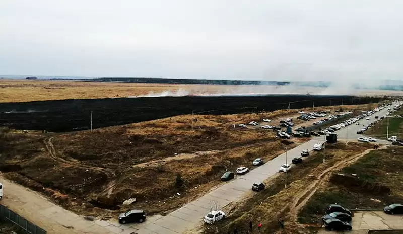 Нижнекамка попросила обезопасить жильцов домов по ул. Гайнуллина от возгорания сухостоя на поле