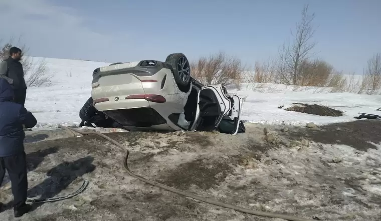 На трассе Челны  — Альметьевск вылетел в кювет и перевернулся BMW X6