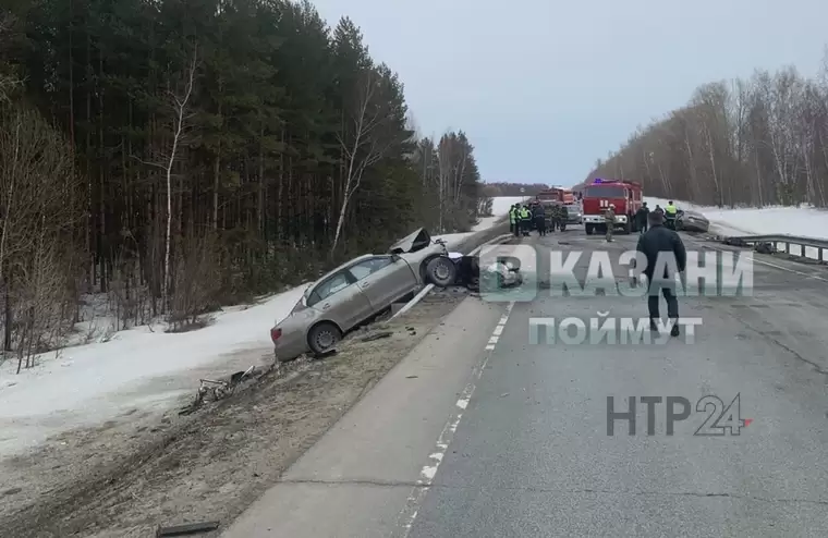 На трассе в Татарстане при лобовом столкновении иномарок погибло два человека