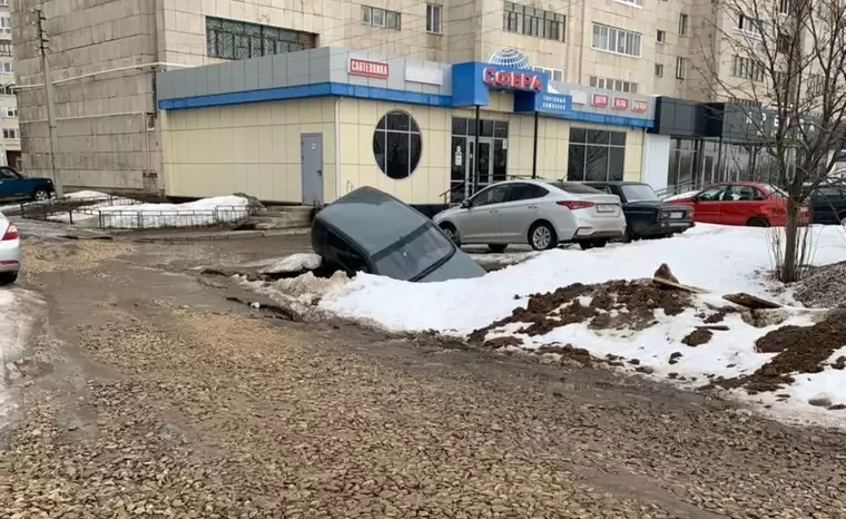 В Елабуге внедорожник провалился под асфальт