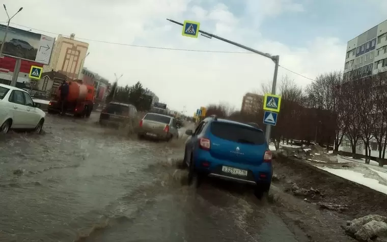 «А где хваленые ливнёвки?»: в Нижнекамске дороги ушли под воду