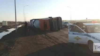 На трассе Нижнекамск — Челны перевернулась фура с цистерной полиола