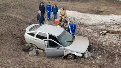 В Татарстане мужчина на отечественном авто слетел с трассы и погиб