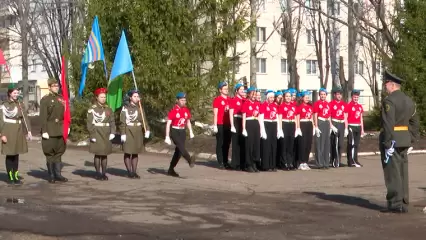 В Нижнекамске школьники приняли присягу юнармейцев в День космонавтики