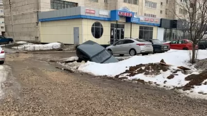 В Елабуге внедорожник провалился под асфальт