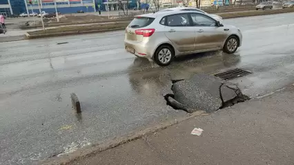 В Нижнекамске на пр. Строителей обвалилось дорожное покрытие