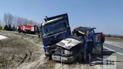 Один человек погиб при столкновении внедорожника и самосвала на трассе в Татарстане