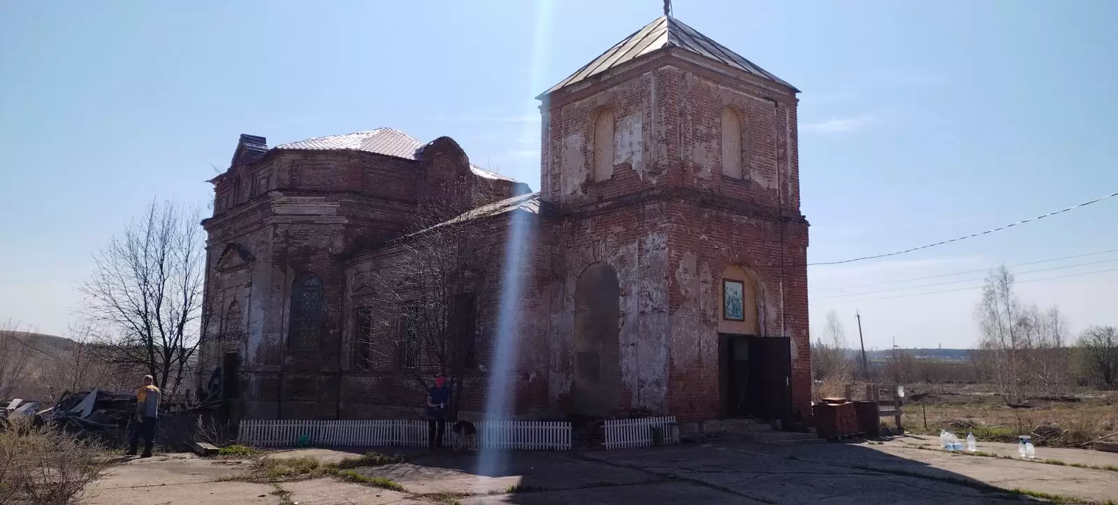 В честь Пасхальной недели прихожане навели порядок в заброшенной Соболековской церкви