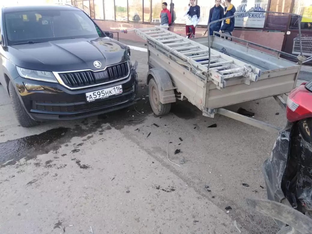 В Татарстане пьяный водитель сбил мужчину с ребёнком на парковке ТЦ