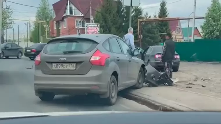 На въезде в Нижнекамск произошло ДТП с участием легковушки