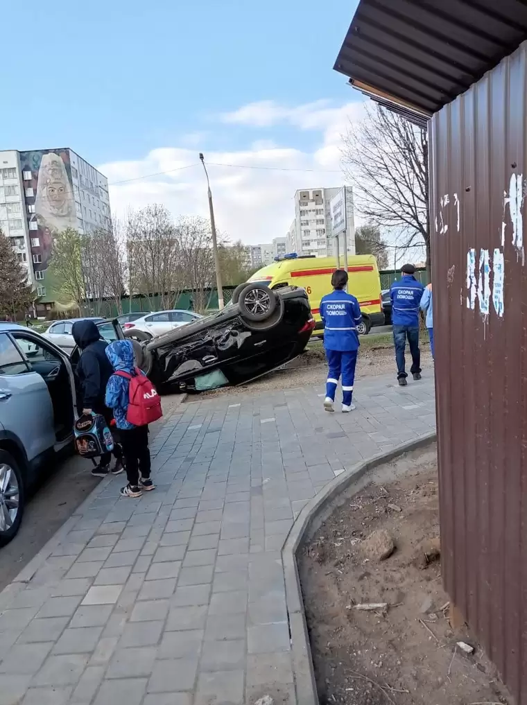 В Нижнекамске перевернулась иномарка