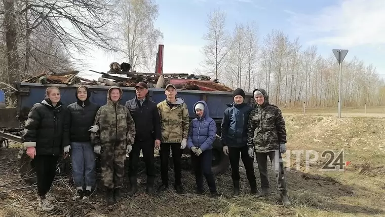 В Нижнекамском районе лесники и девятиклассники провели уборку лесных массивов