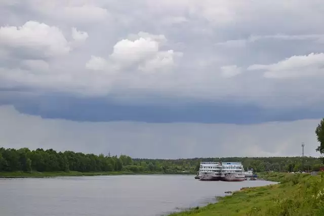 На Волге под Казанью груженый металлоломом теплоход сел на мель