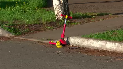 В Нижнекамске ребёнок на самокате сломал ногу, попав под машину