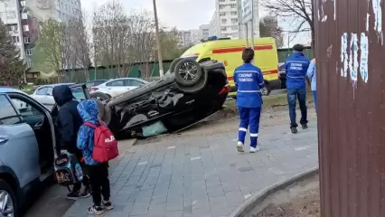 В Нижнекамске перевернулась иномарка