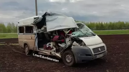 Один человек погиб при столкновении микроавтобуса с грузовиком на трассе в Татарстане