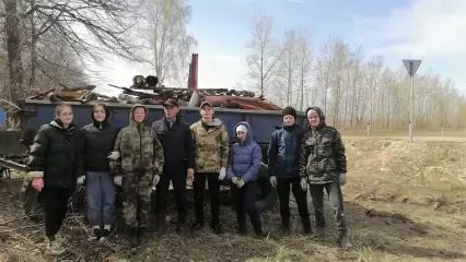 В Нижнекамском районе лесники и девятиклассники провели уборку лесных массивов