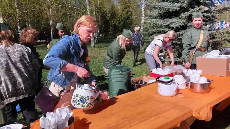 Солдатская каша, концерт и музей под открытым небом: тысячи нижнекамцев приняли участие в народных гуляньях в День Победы