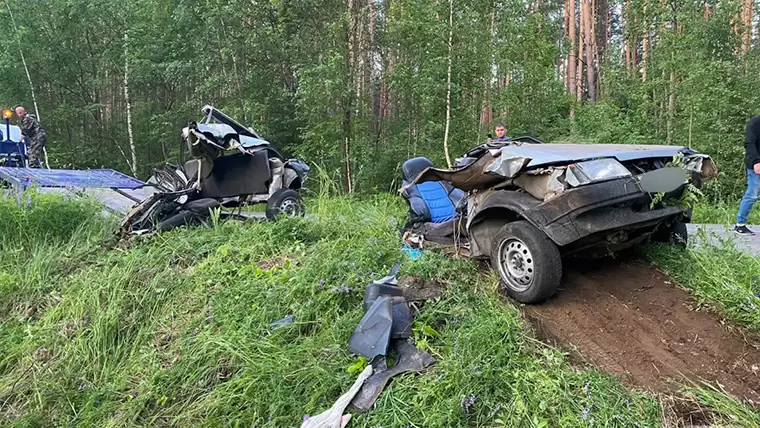 На трассе под Челнами авто разорвало пополам