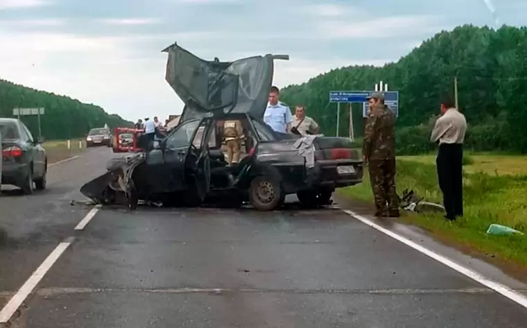 Пассажирка автомобиля пострадала при столкновении с трактором на трассе в Татарстане