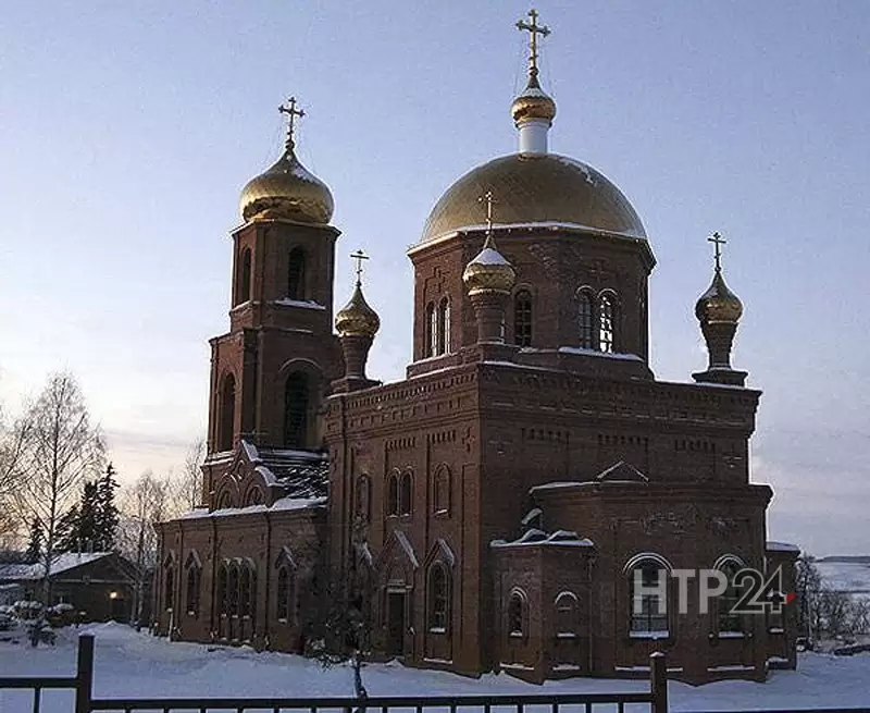 Белоснежным храм был не всегда. Основная кладка из красного кирпича // Фото: автора