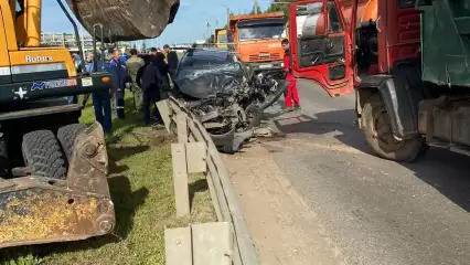 На дороге в промзоне Нижнекамска столкнулись «КАМАЗ» и «Ларгус»