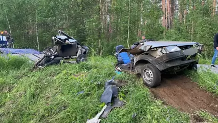 На трассе под Челнами авто разорвало пополам