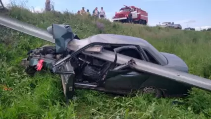 В Татарстане вылетевшую с трассы легковушку насквозь проткнул отбойник