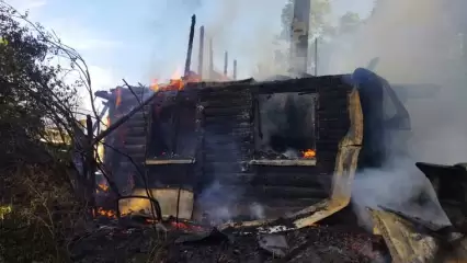 В Казани сгорел частный дом у озера