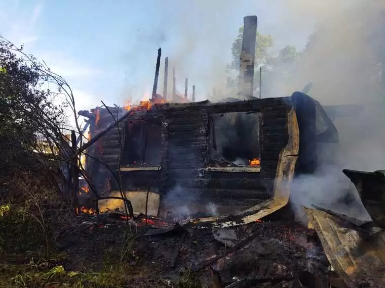 В Казани сгорел частный дом у озера