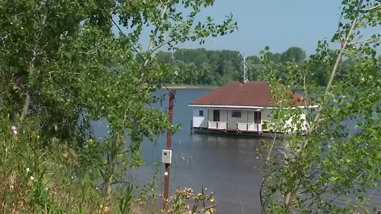 Попросившим в аренду дом на воде, пришвартовавшийся у Нижнекамска, ответили отказом