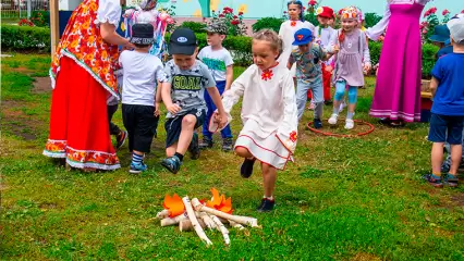 Нижнекамские дошколята на праздник Ивана Купала прыгали через костёр