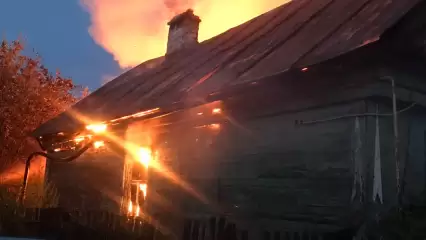 В Татарстане при пожаре в частном доме погибли двое мужчин