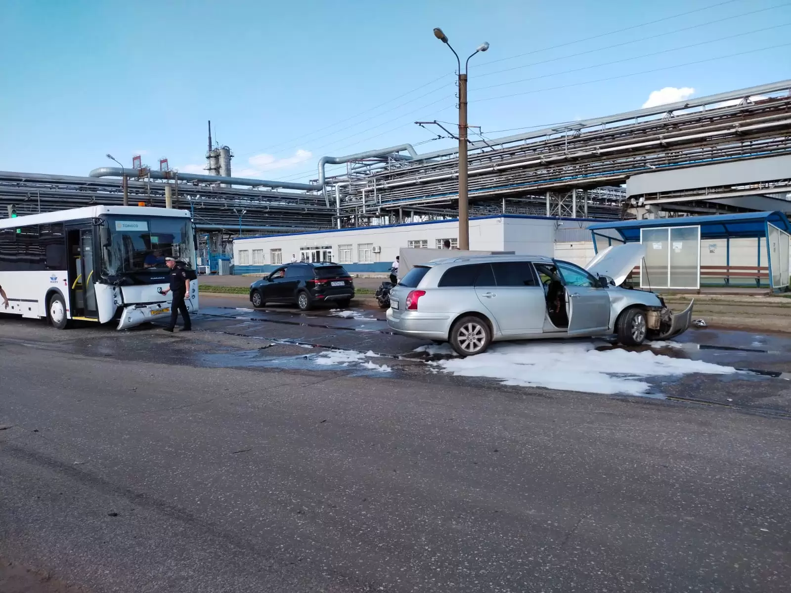 В Нижнекамске на промзоне столкнулись автобус, легковушка и мотоцикл – два человека пострадали