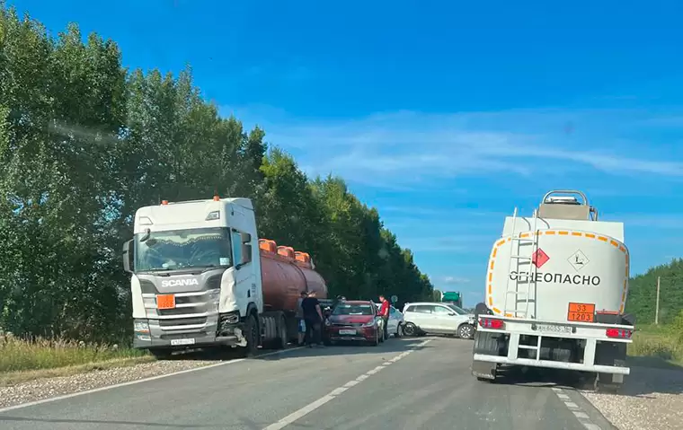 На трассе в Нижнекамском районе произошло массовое ДТП с участием фуры