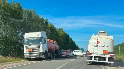 На трассе в Нижнекамском районе произошло массовое ДТП с участием фуры