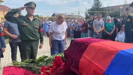 Под Нижнекамском прощаются с Иваном Калашниковым, который погиб в ходе спецоперации на Украине. 