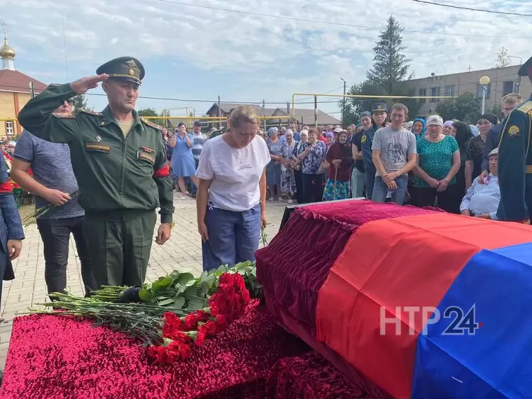 Под Нижнекамском прощаются с Иваном Калашниковым, который погиб в ходе спецоперации на Украине. 