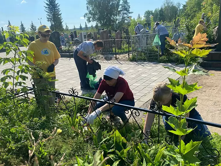 Студенты колледжа навели порядок на Аллее ветеранов в Нижнекамске