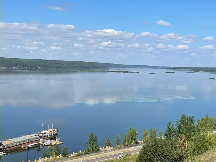 Челнинцы заметили на Каме огромное пятно с неизвестным веществом