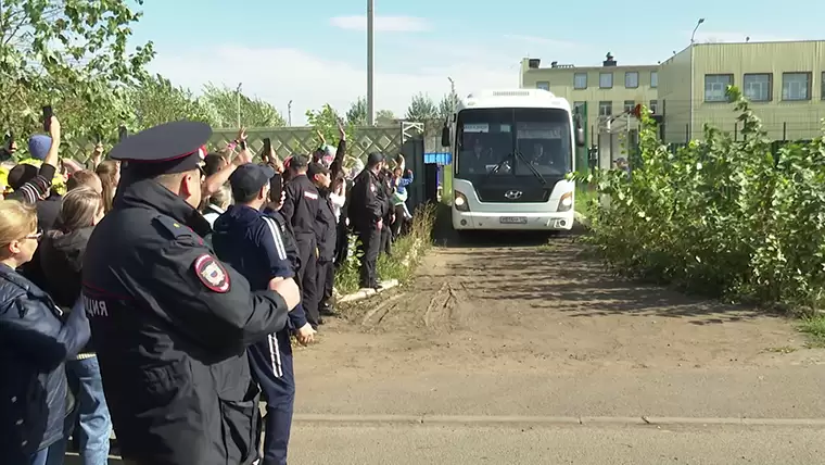 «Чтобы вернулся к нам здоровым»: в Нижнекамске родные проводили первых мобилизованных