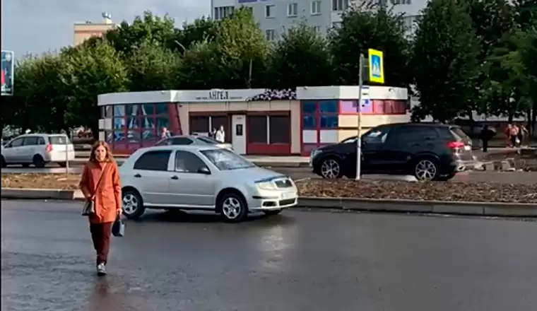 В Нижнекамске пешеходный переход, ведущий к школе, остался без светофора - родители боятся за детей