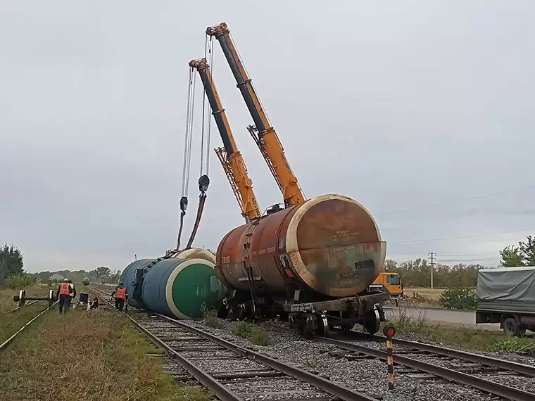 В промзоне Нижнекамска начались работы по подъему сошедших с рельсов цистерн с мазутом