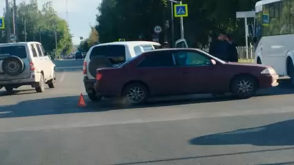 В Нижнекамске столкнулись легковушка и внедорожник