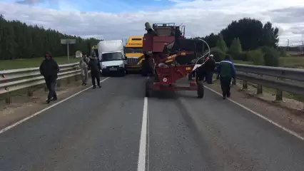 В Татарстане на трассе произошло массовое ДТП с комбайном