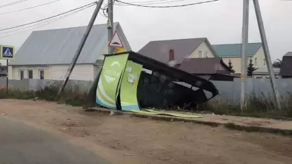 В поселке Куюки под Казанью автомобиль снес остановку