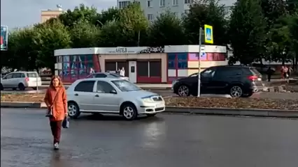 В Нижнекамске пешеходный переход, ведущий к школе, остался без светофора - родители боятся за детей