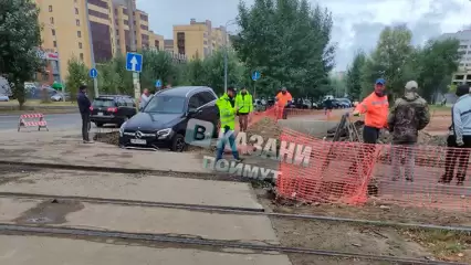 В Казани Mercedes провалился в траншею на тротуаре