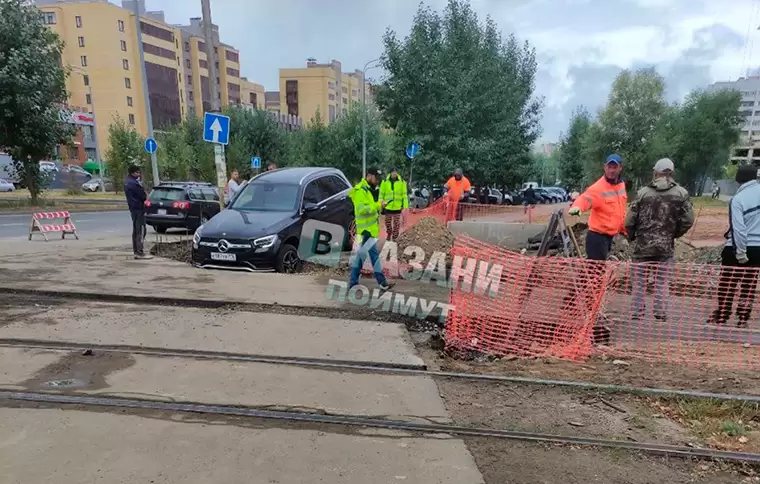 В Казани Mercedes провалился в траншею на тротуаре